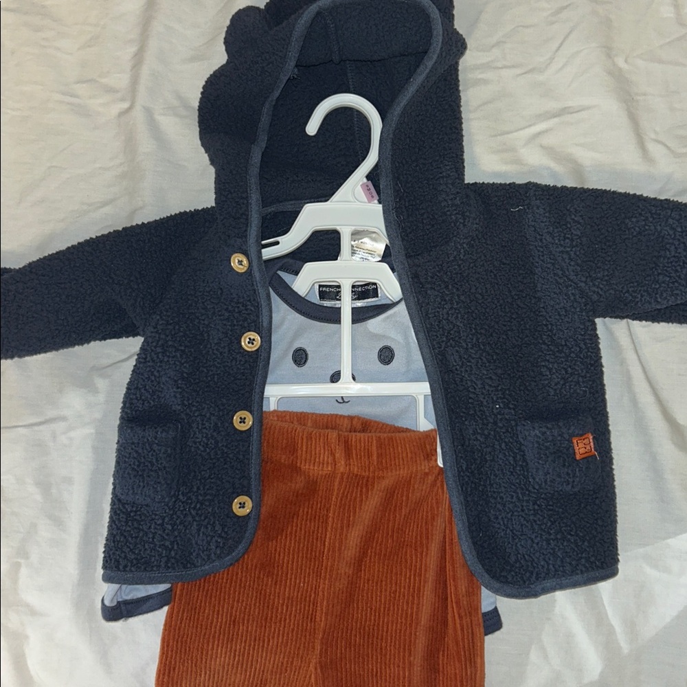 Boys 3 Piece Long Sleeve Onesie, Pant, Hooded Jacket 6-9 months